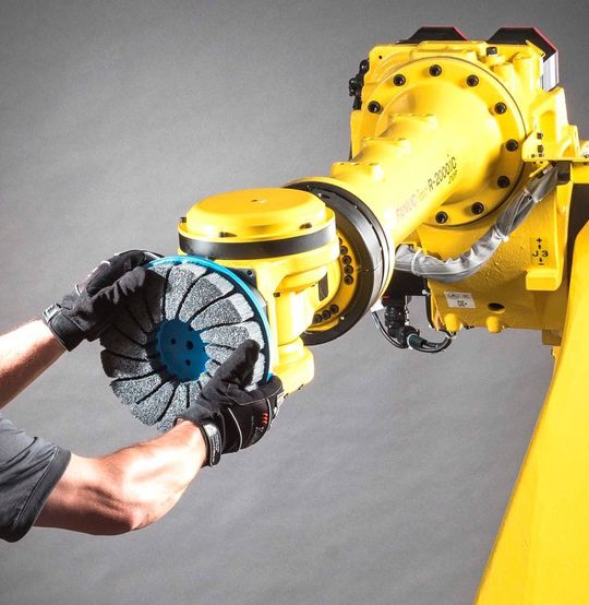 Ein fertigungstechnisches Highlight der diesjährigen AMB-Präsenz von Kullen-Koti (Halle 5, Stand A43) sind die Tellerbürsten, die in der Metallbearbeitung unter anderem zum robotergestützten Entgraten und Schleifen eingesetzt werden. Ein fertigungstechnisches Highlight der diesjährigen AMB-Präsenz von Kullen-Koti (Halle 5, Stand A43) sind die Tellerbürsten, die in der Metallbearbeitung unter anderem zum robotergestützten Entgraten und Schleifen eingesetzt werden.
