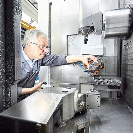 Besonders effektiv: Die innere Kühlschmiermittelzufuhr durchs Werkzeug und die externe Kühlung sparen Heinrich bei Aluminium echte Sekunden ein und sorgen so für mehr Produktivität. Besonders effektiv: Die innere Kühlschmiermittelzufuhr durchs Werkzeug und die externe Kühlung sparen Heinrich bei Aluminium echte Sekunden ein und sorgen so für mehr Produktivität.