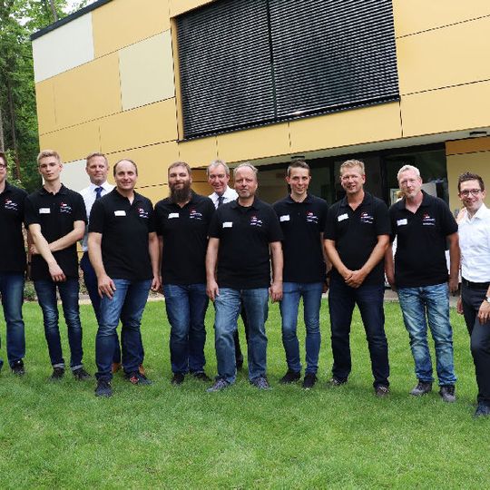 Das Team des Rechenzentrums gemeinsam mit dem Bundestagsabgeordneten Falko Mohrs (Vierter von links), Helmstedts Landrat Gerhard Radeck, Dunja Kreiser (Landtagsabgeordnete Wolfenbüttel) sowie Gabriele Siebert-Paul (Präsidiumsvorsitzende AWO-Bezirksverband Braunschweig). Das Team des Rechenzentrums gemeinsam mit dem Bundestagsabgeordneten Falko Mohrs (Vierter von links), Helmstedts Landrat Gerhard Radeck, Dunja Kreiser (Landtagsabgeordnete Wolfenbüttel) sowie Gabriele Siebert-Paul (Präsidiumsvorsitzende AWO-Bezirksverband Braunschweig).