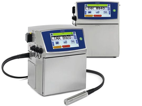 Bei der Serie Linx 89 von Bluhm Systeme wird, während der Strahl läuft oder der Drucker druckt, die Tinte automatisch im Servicemodul Easi-Change durch den Tintenfluss gemixt. Bei der Serie Linx 89 von Bluhm Systeme wird, während der Strahl läuft oder der Drucker druckt, die Tinte automatisch im Servicemodul Easi-Change durch den Tintenfluss gemixt.