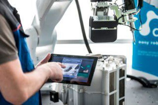 Intelligente Roboterlösungen für die Montage-Automatisierung: Am Fraunhofer IPA entwickelte man die Software Drag&Bot, die den Programmieraufwand reduziert. Damit lassen sich fertige Programmbausteine über eine graphische Bedienoberfläche schnell und intuitiv zu komplexen Roboterapplikationen zusammenfügen. Je nach Prozessanforderungen ist Drag&Bot modular erweiterbar. Intelligente Roboterlösungen für die Montage-Automatisierung: Am Fraunhofer IPA entwickelte man die Software Drag&Bot, die den Programmieraufwand reduziert. Damit lassen sich fertige Programmbausteine über eine graphische Bedienoberfläche schnell und intuitiv zu komplexen Roboterapplikationen zusammenfügen. Je nach Prozessanforderungen ist Drag&Bot modular erweiterbar.