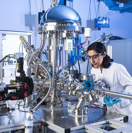 Doktorandin Niyousha Karimi Paridari untersucht die elektrochemischen Eigenschaften unterschiedlicher Materialien, um sie für neue Energiespeichertechnologien nutzbar zu machen. Doktorandin Niyousha Karimi Paridari untersucht die elektrochemischen Eigenschaften unterschiedlicher Materialien, um sie für neue Energiespeichertechnologien nutzbar zu machen.