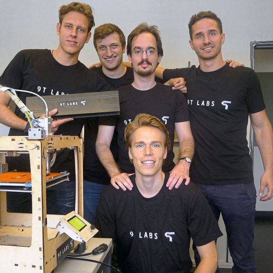 Ein Teil des wachsenden 9T Lab-Teams: Giovanni Cavolina, Filippo Kusch, Selçuk Ercan, Martin Eichenhofer (v.l.n.r., hinten stehend) und Chester Houwink (vorne). Ein Teil des wachsenden 9T Lab-Teams: Giovanni Cavolina, Filippo Kusch, Selçuk Ercan, Martin Eichenhofer (v.l.n.r., hinten stehend) und Chester Houwink (vorne).