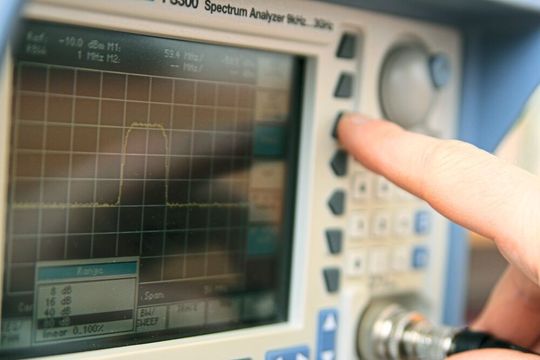 Grundlagen Spektrumanalyse: Neben dem Oszilloskop ist der Spektrumanalysator ein wichtiges Werkzeug für den Messtechniker. Grundlagen Spektrumanalyse: Neben dem Oszilloskop ist der Spektrumanalysator ein wichtiges Werkzeug für den Messtechniker.