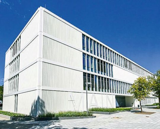 Der viergeschossige Neubau des Zentrums MAIN schafft am Eingang zum Campus der TU Chemnitz an der Reichenhainer Straße neue Blickbeziehungen zu den anderen Gebäuden in diesem Quartier. Im Gebäude sind neben Reinräumen zahlreiche Labore verschiedener Ausrichtung mit hohen technischen Anforderungen untergebracht. Der viergeschossige Neubau des Zentrums MAIN schafft am Eingang zum Campus der TU Chemnitz an der Reichenhainer Straße neue Blickbeziehungen zu den anderen Gebäuden in diesem Quartier. Im Gebäude sind neben Reinräumen zahlreiche Labore verschiedener Ausrichtung mit hohen technischen Anforderungen untergebracht.