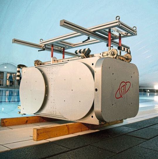 Bevor die Icarus-Antenne im Februar 2018 ins All geschossen wurde, haben die Kosmonauten der ISS die Montage an einem Modell in einem Wasserbecken geübt. Die nun installierten Antennenmodule bestehen aus drei bis zu zwei Meter langen Empfangsantennen und einer Sendeantenne. Bevor die Icarus-Antenne im Februar 2018 ins All geschossen wurde, haben die Kosmonauten der ISS die Montage an einem Modell in einem Wasserbecken geübt. Die nun installierten Antennenmodule bestehen aus drei bis zu zwei Meter langen Empfangsantennen und einer Sendeantenne.