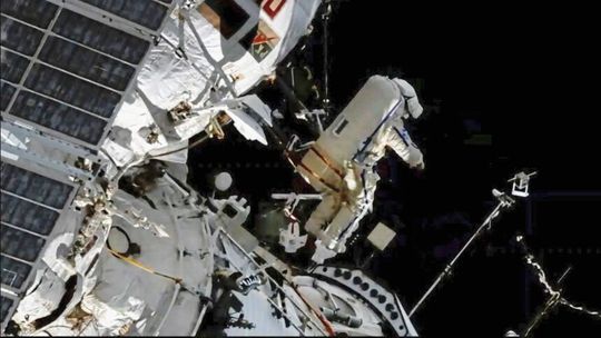 Der russische Kosmonaut Sergej Prokopjew im ISS-Außeneinsatz