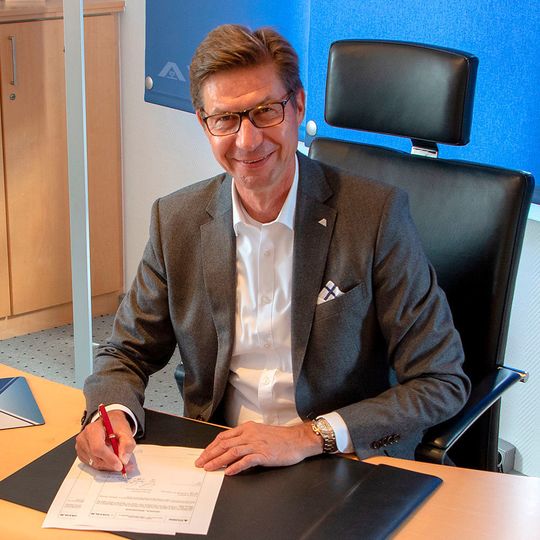 Achim Dries, Managing Director & CEO der Vahle Group, bei der Vertragsunterzeichnung für die Arbeiten am AIN Dubai. Achim Dries, Managing Director & CEO der Vahle Group, bei der Vertragsunterzeichnung für die Arbeiten am AIN Dubai.
