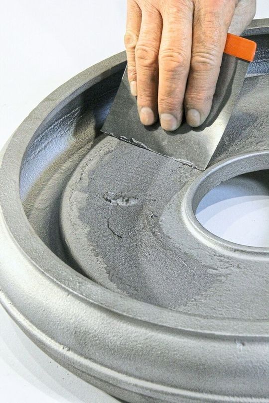 The two-component reaction resin system Ultrametal can be used to repair metal parts made of aluminum, bronze, steel and iron.