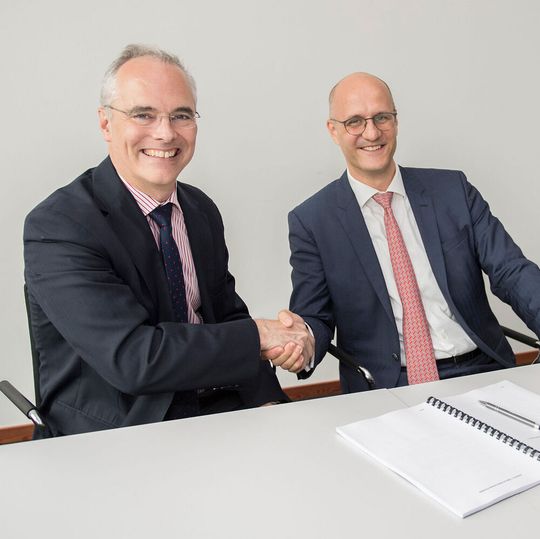 Richard Hatchett (links), CEO der CEPI, und Andreas Kastenbauer, CEO von IDT, freuen sich über die Kooperation. Richard Hatchett (links), CEO der CEPI, und Andreas Kastenbauer, CEO von IDT, freuen sich über die Kooperation.