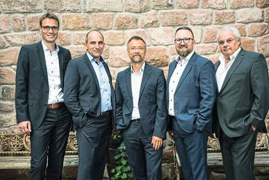 Nach dem Signing (v.l.): Thomas Einsiedler (Chief Product Officer Transporeon), Martin Mack (geschäftsführender Gesellschafter und CTO Transporeon), Björn Klippel (GF und Gründer Tim Consult), Oliver Kahrs (Director Strategic Initiatives Transporeon und neuer GF Tim Consult) sowie Frieder Töpfer (Gesellschafter Tim Consult). Nach dem Signing (v.l.): Thomas Einsiedler (Chief Product Officer Transporeon), Martin Mack (geschäftsführender Gesellschafter und CTO Transporeon), Björn Klippel (GF und Gründer Tim Consult), Oliver Kahrs (Director Strategic Initiatives Transporeon und neuer GF Tim Consult) sowie Frieder Töpfer (Gesellschafter Tim Consult).