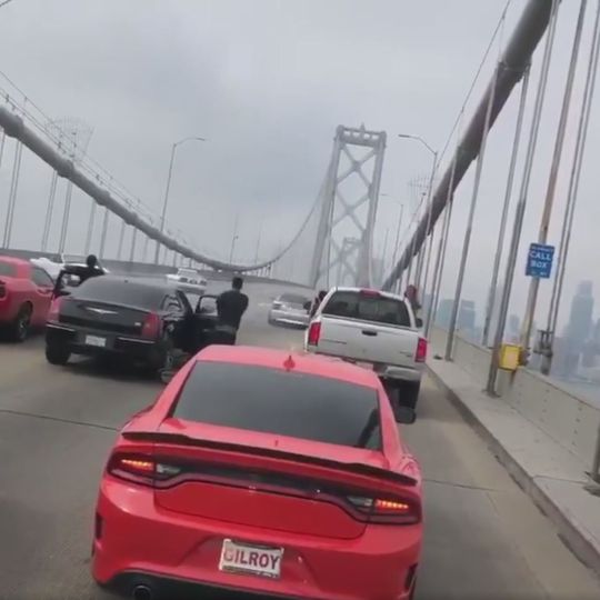 Die Showeinlage auf der Golden Gate Bridge endete für einen der Fahrer hinter Gittern. Die Showeinlage auf der Golden Gate Bridge endete für einen der Fahrer hinter Gittern.