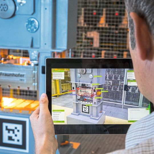 Mit seinem voll funktionstüchtigen Pressen-Demonstrator will das Fraunhofer-IWU zeigen, wie sich mit der Digitalisierung Ausschuss und Stillstandszeiten im Presswerk vermeiden lassen. Das Stichwort lautet: Umformen 4.0 Mit seinem voll funktionstüchtigen Pressen-Demonstrator will das Fraunhofer-IWU zeigen, wie sich mit der Digitalisierung Ausschuss und Stillstandszeiten im Presswerk vermeiden lassen. Das Stichwort lautet: Umformen 4.0