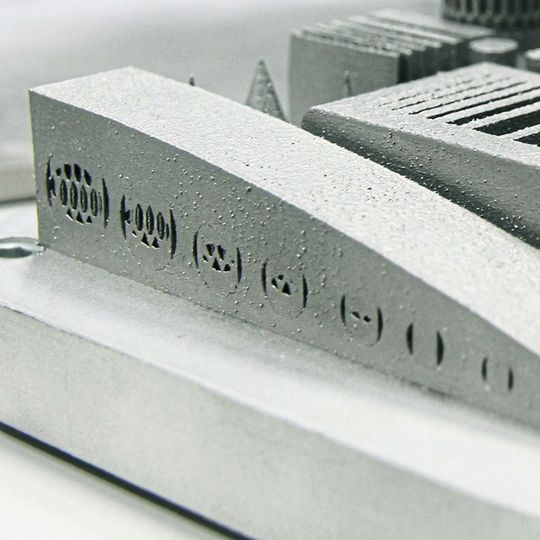 Die additive Fertigung mittels Metall-Laserstrahlschmelzen erlaubt die Herstellung von Bauteilen mit sehr filigranen Strukturen, was mit herkömmlichen Verfahren nicht möglich ist. Die additive Fertigung mittels Metall-Laserstrahlschmelzen erlaubt die Herstellung von Bauteilen mit sehr filigranen Strukturen, was mit herkömmlichen Verfahren nicht möglich ist.