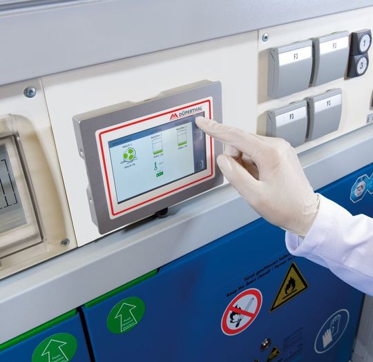 Abb.1: Über spezielle Kontrollmonitore können die Sicherheitsschränke überwacht werden. Abb.1: Über spezielle Kontrollmonitore können die Sicherheitsschränke überwacht werden.