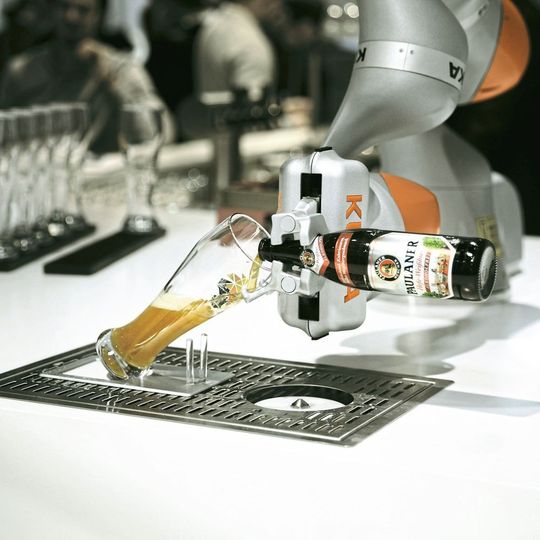 Der Weißbier einschenkende Bier-Paulii ist beliebt bei Messe-Paparazzi. Dieses Jahr ist er Gast auf dem Motek-Messestand von Kuka. Der Weißbier einschenkende Bier-Paulii ist beliebt bei Messe-Paparazzi. Dieses Jahr ist er Gast auf dem Motek-Messestand von Kuka.
