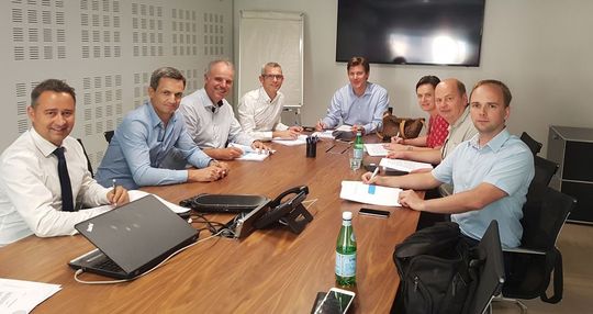 Das Management von Stemmer Imaging und Elvitec bei der Vertragsunterzeichnung. Von links nach rechts: Yannick Harlaut, Marc Moreau (beide Elvitec), Christof Zollitsch (Stemmer Imaging), David Lacroix (Elvitec), Lars Böhrnsen (Stemmer Imaging), Anne Mogé (Elvitec), Martin Kersting und Baptiste Guldner (beide Stemmer Imaging). Das Management von Stemmer Imaging und Elvitec bei der Vertragsunterzeichnung. Von links nach rechts: Yannick Harlaut, Marc Moreau (beide Elvitec), Christof Zollitsch (Stemmer Imaging), David Lacroix (Elvitec), Lars Böhrnsen (Stemmer Imaging), Anne Mogé (Elvitec), Martin Kersting und Baptiste Guldner (beide Stemmer Imaging).