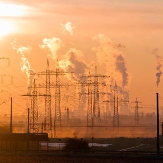 Feinstaub aus Industrie, Straßen- und Flugverkehr sowie Landwirtschaft belastet die Luft und führt zu Herz-Kreislauf-Erkrankungen. Feinstaub aus Industrie, Straßen- und Flugverkehr sowie Landwirtschaft belastet die Luft und führt zu Herz-Kreislauf-Erkrankungen.