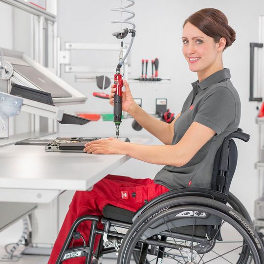 Menschen, die im Rollstuhl sitzen oder geh- und stehbehindert sind, verfügen häufig über einen eingeschränkten Greifraum. Daher sollten alle benötigten Arbeitsmittel wie Werkzeuge oder Bauteile im unmittelbaren Greifraum angeordnet sein. Schwenkarme ermöglichen beispielsweise eine individuell anpassbare Materialbereitstellung. Menschen, die im Rollstuhl sitzen oder geh- und stehbehindert sind, verfügen häufig über einen eingeschränkten Greifraum. Daher sollten alle benötigten Arbeitsmittel wie Werkzeuge oder Bauteile im unmittelbaren Greifraum angeordnet sein. Schwenkarme ermöglichen beispielsweise eine individuell anpassbare Materialbereitstellung.