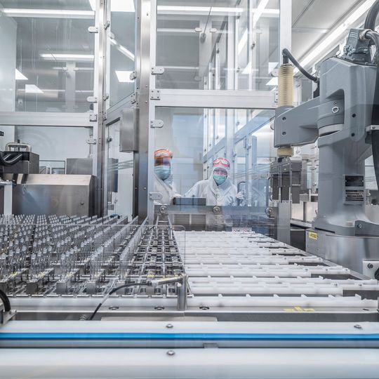 Die bruchresistenten, leichten und transparenten Schott Top Pac Spritzen sind steril und können direkt zur aseptischen Abfüllung eingesetzt werden. Die bruchresistenten, leichten und transparenten Schott Top Pac Spritzen sind steril und können direkt zur aseptischen Abfüllung eingesetzt werden.