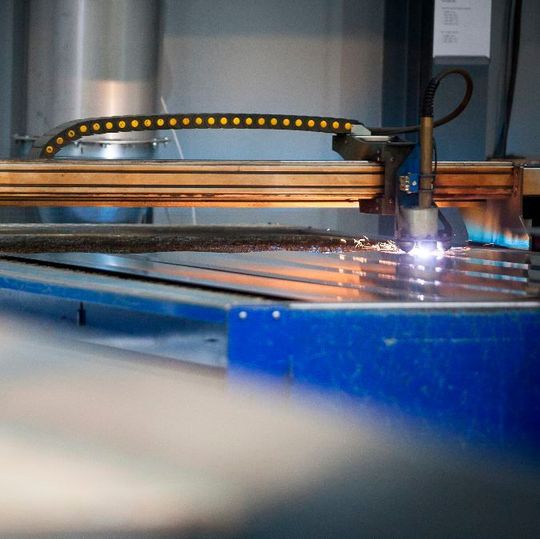 Beim Laserschneiden wird je nach Verfahren so viel Stickstoff benötigt, dass das Gas mehr als die Hälfte der auf den Prozess entfallenden Betriebskosten ausmachen kann. Beim Laserschneiden wird je nach Verfahren so viel Stickstoff benötigt, dass das Gas mehr als die Hälfte der auf den Prozess entfallenden Betriebskosten ausmachen kann.