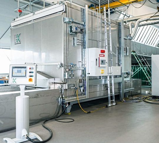 Die Umluftöfen von HK Präzisionstechnik erfüllen, wie es heißt, die hohen Anforderungen an die reproduzierbare, prozessgerechte Aufheizung und Durchwärmung von Kunststoffhalbzeugen aller Art. Nur bis zu einem Drittel des Energiebedarfs herkömmlicher Anlagen benötigten sie für einen präziseren sowie konstanteren Aufwärmeffekt im und am Bauteil. Das Konzept kann jetzt auch Halbzeuge auf Polyamidbasis unter Stickstoffatmosphäre vorwärmen, heißt es. Die Umluftöfen von HK Präzisionstechnik erfüllen, wie es heißt, die hohen Anforderungen an die reproduzierbare, prozessgerechte Aufheizung und Durchwärmung von Kunststoffhalbzeugen aller Art. Nur bis zu einem Drittel des Energiebedarfs herkömmlicher Anlagen benötigten sie für einen präziseren sowie konstanteren Aufwärmeffekt im und am Bauteil. Das Konzept kann jetzt auch Halbzeuge auf Polyamidbasis unter Stickstoffatmosphäre vorwärmen, heißt es.