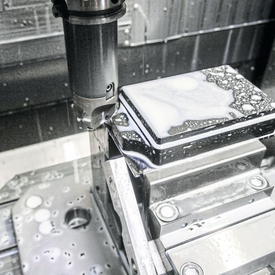 Auf der Acura 65 werden bei Pfisterer Gehäusedeckel für Laborgeräte aus Kunststoff gefertigt. Nur Aluminium wird noch häufiger zerspant. Auf der Acura 65 werden bei Pfisterer Gehäusedeckel für Laborgeräte aus Kunststoff gefertigt. Nur Aluminium wird noch häufiger zerspant.
