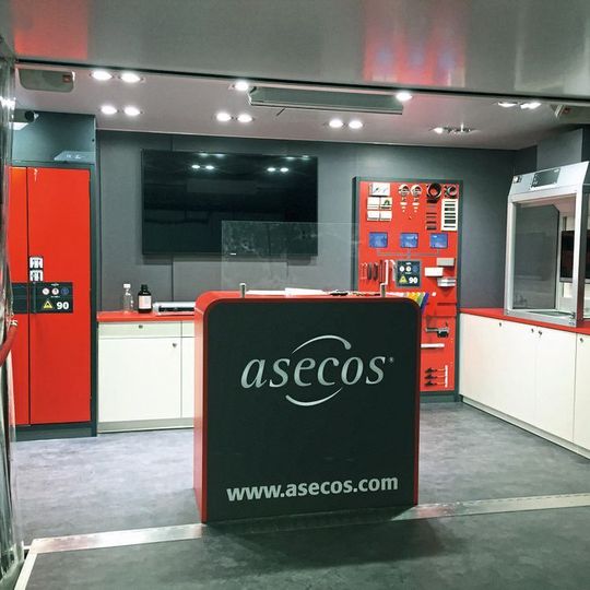 Auf der Arbeitsschutz Aktuell bietet Asecos mehr als nur einen Überblick über die Produktvielfalt. Für Messebesucher hält ein Experte zwei spannende Experimentalvorträge und klärt zu den Themen Gefährdungsbeurteilung, Prävention und Schutzmaßnahmen sowie Handlungshilfen in der Praxis auf. Auf der Arbeitsschutz Aktuell bietet Asecos mehr als nur einen Überblick über die Produktvielfalt. Für Messebesucher hält ein Experte zwei spannende Experimentalvorträge und klärt zu den Themen Gefährdungsbeurteilung, Prävention und Schutzmaßnahmen sowie Handlungshilfen in der Praxis auf.