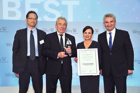 14. Preisverleihung des „NRW.INVEST AWARD 2018“ am 25. Juni 2018 im K21-Ständehaus in Düsseldorf. Preisträger: Shimadzu Europa v.l.n.r.: Laudator Akinori Okumura, Präsident der Japanischen Industrie- und Handelskammer zu Düsseldorf; Jürgen Kwass, Managing Director Shimadzu Europa; Petra Wassner, Geschäftsführerin NRW.INVEST; NRW-Wirtschafts- und Digitalminister Prof. Dr. Andreas Pinkwart. 14. Preisverleihung des „NRW.INVEST AWARD 2018“ am 25. Juni 2018 im K21-Ständehaus in Düsseldorf. Preisträger: Shimadzu Europa v.l.n.r.: Laudator Akinori Okumura, Präsident der Japanischen Industrie- und Handelskammer zu Düsseldorf; Jürgen Kwass, Managing Director Shimadzu Europa; Petra Wassner, Geschäftsführerin NRW.INVEST; NRW-Wirtschafts- und Digitalminister Prof. Dr. Andreas Pinkwart.