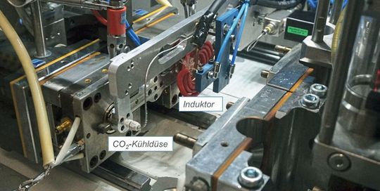 Bild 6: Werkzeugraum mit eingefahrenem Handling zur dynamischen Temperierung mithilfe eines Induktors respektive Kohlendioxid.