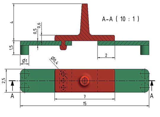 Bild 1: 2K-Mikro-Demonstrationsformteile: Im Bild sind beide vom KUZ untersuchten Varianten in einem Formteil (FT) dargestellt. Linkes FT-Hälfte mit Hinterschnitt (Variante Niete), rechts FT-Hälfte ohne Hinterschnitt (Variante: Haftung)