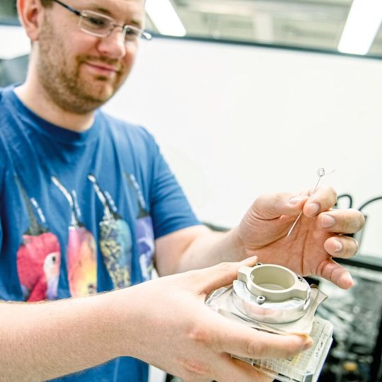 Gerade einmal ein Hundertstel so dick wie ein menschliches Haar ist die Elektrode, die die Forscher für ihre Versuche nutzten. Gerade einmal ein Hundertstel so dick wie ein menschliches Haar ist die Elektrode, die die Forscher für ihre Versuche nutzten.