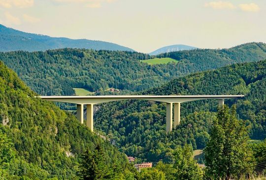 Fragile Infrastruktur: Brückenbauwerke werden täglich von Fahrzeugen oder Zügen genutzt. Sie zu überwachen und mit Sensoren auszurüsten ist Ziel des Projekts „Intelligente Brücke“. Fragile Infrastruktur: Brückenbauwerke werden täglich von Fahrzeugen oder Zügen genutzt. Sie zu überwachen und mit Sensoren auszurüsten ist Ziel des Projekts „Intelligente Brücke“.