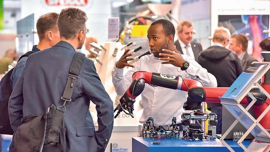 La collaboration humain-robot soutiendra dans le futur la production même très complexe. La collaboration humain-robot soutiendra dans le futur la production même très complexe.