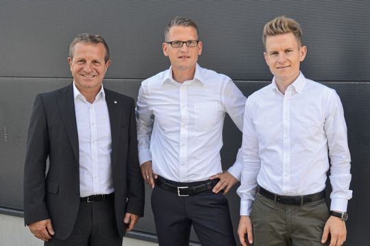 Thomas Peckruhn (Geschäftsführer), Sebastian Peckruhn (Finanzen) und Christoph Peckruhn (Leiter Vertrieb) freuen sich über die baldige Eröffnung ihres Skoda-Autohauses in Leipzig. Thomas Peckruhn (Geschäftsführer), Sebastian Peckruhn (Finanzen) und Christoph Peckruhn (Leiter Vertrieb) freuen sich über die baldige Eröffnung ihres Skoda-Autohauses in Leipzig.