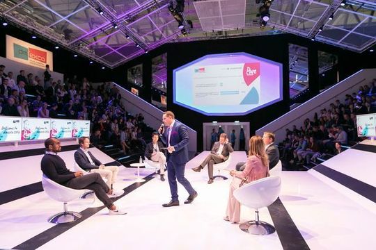 Auch in diesem Jahr erwartet die Besucher der dmexco wieder ein umfangreiches Conference-Programm mit Top-Speakern. Auch in diesem Jahr erwartet die Besucher der dmexco wieder ein umfangreiches Conference-Programm mit Top-Speakern.