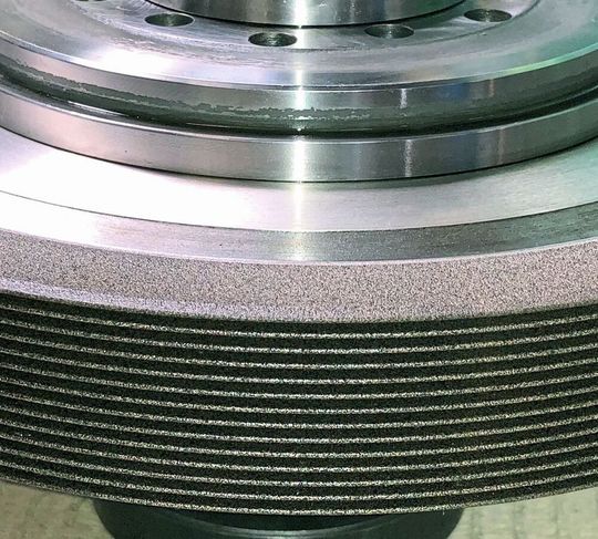 Eine metallgebundene CBN-Schleifscheibe von Lach Diamant gemäß „contour-profiled“-Technik. Sie ist auch ein Highlight auf der AMB-Präsentation des Unternehmens. Lach Diamant stellt das auch als „Hidden Champion“ bezeichnete Werkzeug in Halle 3 am Stand E23 vor. Eine metallgebundene CBN-Schleifscheibe von Lach Diamant gemäß „contour-profiled“-Technik. Sie ist auch ein Highlight auf der AMB-Präsentation des Unternehmens. Lach Diamant stellt das auch als „Hidden Champion“ bezeichnete Werkzeug in Halle 3 am Stand E23 vor.