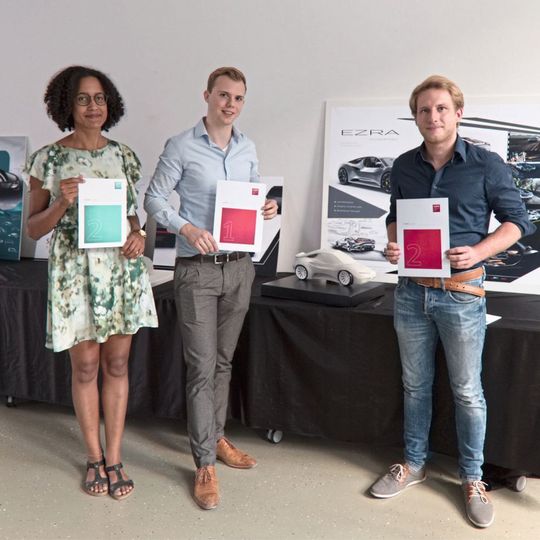 (v.l.n.r.:) Carolyn Schulteis (2. Platz), Jan-Frederik Niehues (1. Platz) und Jan Rienäcker (2. Platz) vor dem Siegerkonzept „EZRA“ (v.l.n.r.:) Carolyn Schulteis (2. Platz), Jan-Frederik Niehues (1. Platz) und Jan Rienäcker (2. Platz) vor dem Siegerkonzept „EZRA“