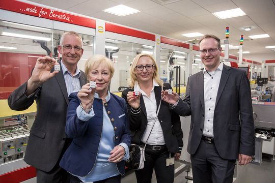 Erfolgreiches Partnerschaftsprojekt (v.l.): Volker Franke, Geschäftsführer Harting Applied Technologies; Gisela Bernstein, Vorstandsvorsitzende Bernstein AG; Nicole Bernstein, Vorstandsmitglied Bernstein AG; und Achim Bernstein, Vorstandsmitglied Bernstein AG. Erfolgreiches Partnerschaftsprojekt (v.l.): Volker Franke, Geschäftsführer Harting Applied Technologies; Gisela Bernstein, Vorstandsvorsitzende Bernstein AG; Nicole Bernstein, Vorstandsmitglied Bernstein AG; und Achim Bernstein, Vorstandsmitglied Bernstein AG.