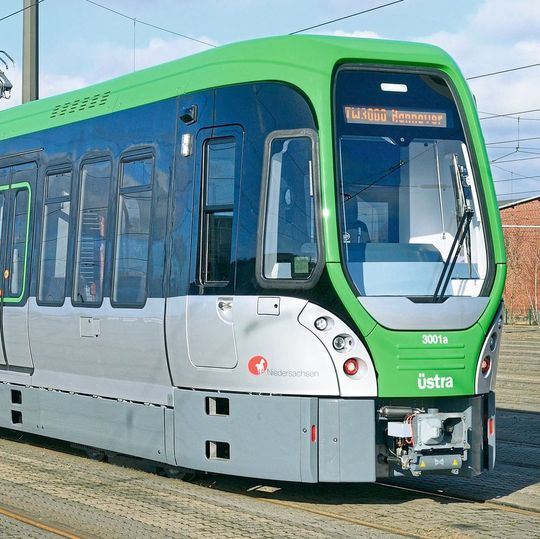 Stadtbahn der Kiepe Electric GmbH. Das Unternehmen ist ein Vorreiter bei der Nutzung der Möglichkeiten des durchgängig vernetzten, digitalen Workflows mit Engineering Base. Stadtbahn der Kiepe Electric GmbH. Das Unternehmen ist ein Vorreiter bei der Nutzung der Möglichkeiten des durchgängig vernetzten, digitalen Workflows mit Engineering Base.