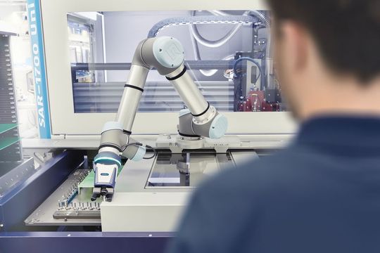 Teamwork in der Elektronikindustrie: Bei diesem Nutzentrenner unterstützt ein Roboterarm mit einem Co-act EGP-C Greifer den Bediener bei der Beladung. Teamwork in der Elektronikindustrie: Bei diesem Nutzentrenner unterstützt ein Roboterarm mit einem Co-act EGP-C Greifer den Bediener bei der Beladung.