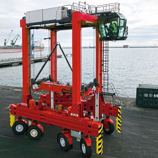 Kalmar liefert zehn neue Straddle Carrier für den HHLA Container Terminal Burchardkai, den größten Containerumschlagplatz im Hamburger Hafen. Kalmar liefert zehn neue Straddle Carrier für den HHLA Container Terminal Burchardkai, den größten Containerumschlagplatz im Hamburger Hafen.