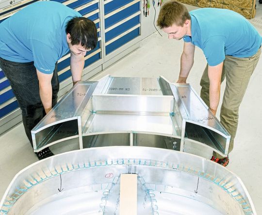 Eine Sandwichkonstruktion aus Metallaußenlage und Schaumkern soll zukünftigen Elektroautos die nötige Crashsicherheit verleihen. Eine Sandwichkonstruktion aus Metallaußenlage und Schaumkern soll zukünftigen Elektroautos die nötige Crashsicherheit verleihen.