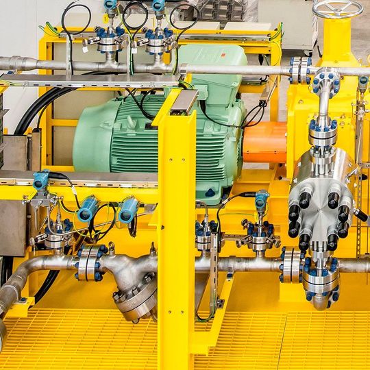 Beim Lewa-Projekt für Saudi-Arabien kommen W22-Motoren in Energieeffizienzklasse IE3 mit 150 kW und 185 kW bei acht Boxerpumpen des Typs LGB2 und zwölf Prozesspumpen der Reihe LDH5 zum Einsatz. Beim Lewa-Projekt für Saudi-Arabien kommen W22-Motoren in Energieeffizienzklasse IE3 mit 150 kW und 185 kW bei acht Boxerpumpen des Typs LGB2 und zwölf Prozesspumpen der Reihe LDH5 zum Einsatz.