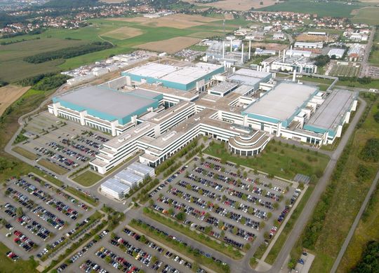 Luftaufnahme des Globalfoundries-Werk in Dresden. Der Auftragsfertiger für Halbleiterprodukte hat angekündigt, seine laufenden Programme zur Fertigung von Chips mit Strukturgrößen von 7nm und kleiner bis auf Weiteres einzustellen. Luftaufnahme des Globalfoundries-Werk in Dresden. Der Auftragsfertiger für Halbleiterprodukte hat angekündigt, seine laufenden Programme zur Fertigung von Chips mit Strukturgrößen von 7nm und kleiner bis auf Weiteres einzustellen.