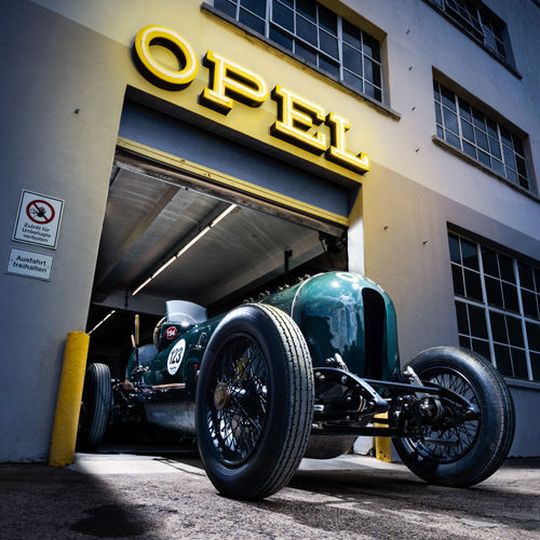 Imposanter Opel: Der Grand-Prix Rennwagen „Grünes Monster“ von 1914 hat einen Hubraum von 12,3 Litern. Imposanter Opel: Der Grand-Prix Rennwagen „Grünes Monster“ von 1914 hat einen Hubraum von 12,3 Litern.