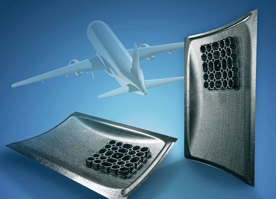 Das Sandwich besteht aus einem thermogeformten Schaumkern und Karbonfaserlaminaten als Decklagen, die alle aus Ultrason E hergestellt werden können. Das Sandwich besteht aus einem thermogeformten Schaumkern und Karbonfaserlaminaten als Decklagen, die alle aus Ultrason E hergestellt werden können.