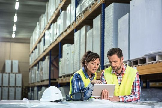 Logistikentscheider müssen herannahende Kapazitätsauslastungen frühzeitig erkennen und Erweiterungen oder Optimierungen im Lager einplanen. Ansonsten drohen wirtschaftliche Einbußen.