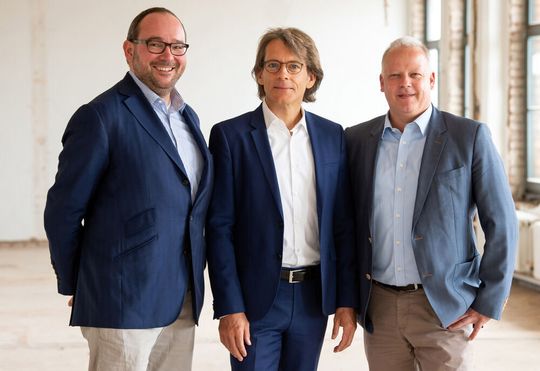 Der Sartorius-Vorstandsvorsitzende Joachim Kreuzburg (Mitte) und die beiden Life-Science-Factory-Geschäftsführer Marco Janezic (links) und Sven Wagner (rechts). Der Sartorius-Vorstandsvorsitzende Joachim Kreuzburg (Mitte) und die beiden Life-Science-Factory-Geschäftsführer Marco Janezic (links) und Sven Wagner (rechts).