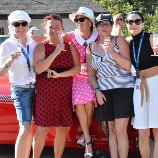 Verdienter Umtrunk nach erfolgreicher Fahrt: Bei der Junfgrau-Rallye dürfen ausschließlich Frauen ans Steuer. Verdienter Umtrunk nach erfolgreicher Fahrt: Bei der Junfgrau-Rallye dürfen ausschließlich Frauen ans Steuer.